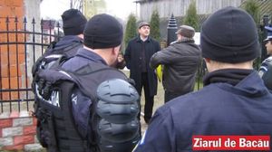 Evacuarea lui Nicolae Floristean din biserica, in 2014 (foto: Ziarul de Bacau)