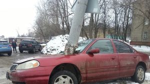 Accident inexplicabil! Nici noi nu ne-am dat seama cum e posibil asa ceva! E ireal cum a putut stalpul sa ajunga in interiorul masinii! novalue