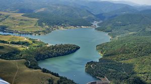 Lacul Cinis, cea mai misterioasa intindere de ape din Romania! Vezi ce secrete "intunecate" ascunde si ce legende sunt in acel loc! novalue