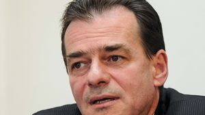 Ludovic Orban a facut o poza cu cainele sau! A vrut sa fie una frumoasa, insa cainele pare tare chinuit, iar pozitia politicianului e una indelung criticata pe facebook novalue