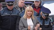 Elena Udrea nu s-a ferit sa-si arate catusele