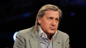 EXCLUSIV! Ilie Nastase da de pamant cu Mugur Isarescu! “Face ce vrea in tara asta?! Vreau si eu sa stiu salariul lui!” Fostul mare tenismen e suparat ca a fost inchisa Arena BNR! Declaratii furibunde Ilie Nastase e suparat ca Arena BNR s-a inchis