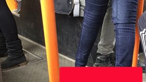 Imaginea zilei din RATB! Afara toarna cu galeata, dar uite cum s-a incaltat fata asta! Toata lumea din autobuz s-a abtinut cu greu sa nu rada! novalue