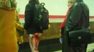 I-a socat pe toti la metrou cu outfitul asta! Era sapte dimineata, ploua si ea a iesit asa din casa! E clar imaginea zilei din Bucuresti! novalue