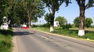 Urmele de ulei pleaca de pe centrul soselei si par sa se indrepte catre locul accidentului