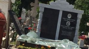 Foto exclusiv| Dan Condrea, dus la groapa de ambele sotii, indoliate! Actuala nevasta si fosta au stat aproape una de celalalta, dar nu si-au vorbit deloc Dan Condrea a fost inmormantat in cripta familiei, alaturi de parintii sai