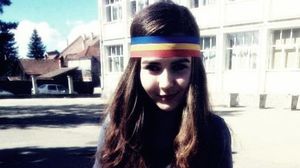 Sabina, in urma cu trei ani, cand a devenit cunoscuta ca "fata cu bentita tricolora"