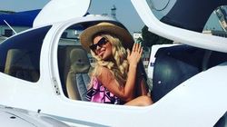 Sa fie o pasare sau un avion? Nu! E Delia! Cantareata s-a pozat in carlinga unui super-avion!