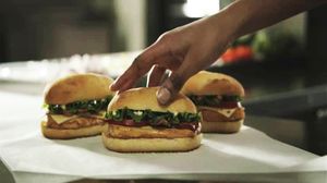 VIDEO Mega scarbos! A incercat sa faca un smoothie din mancarea de la McDonald's! Uite ce a iesit!