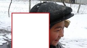 Impresionant! E prea sarac pentru a-si cumpara niste casti, asa ca si le-a construit singur! novalue