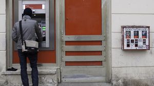 VIDEO Scarbos! Si-a scos banii de la banca, dupa care si-a facut nevoile fix langa bancomat! novalue