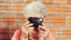 VIDEO! Batranica asta tocmai a implinit 87 de ani! Uite ce cadou si-a facut de ziua ei! Ai nevoie de o doza de nebunie ca sa faci asta, mai ales la varsta ei! novalue