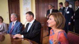 O gafa de protocol a lui Carmen Iohannis a fost motiv pentru senatoarea Cristiana Anghel sa o atace, spunand ca aceasta incearca mereu sa le arate romanilor ca ea e “seful”. Carmen Iohannis, alaturi de sotul ei si de familia prezidentiala germana, in vizita la Sibiu