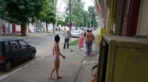 FOTO | Scene de groaza la Braila! Un caine de lupta a sfasiat un catelus sub privirile ingrozite ale trecatorilor!