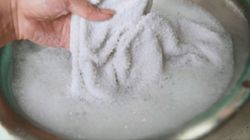 Cum sa albesti hainele de mult ingalbenite! Pune asta in detergent si totul se rezolva