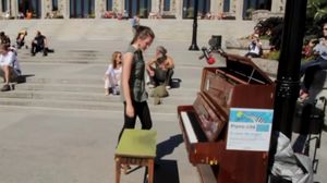 VIDEO A vazut un pian pe strada si a inceput sa cante la el. Toata lumea a fost vrajita cand a inceput sa cante!