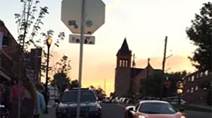 VIDEO Un pusti pe skateboard a spart parbrizul unei masini de 250.000 de dolari! Proprietarul a turbat cand a vazut novalue