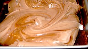 Prajitura asta iti va da pe spate invitatii la masa! Se prepara cu lichior de cafea si ciocolata