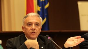 Fata lui Mugur Isarescu face parte din conducerea unei societati care anuntase investitii imobiliare de 1,5 miliarde de euro la Constanta! In prezent insa, firma a acumulat datorii uriase novalue