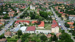 FOTO! Cea mai bogata comuna din Romania este in judetul Timis! Pe stradutele din Dumbravita circula masini de sute de mii de euro, iar printre vile poti gasi chiar si una in stil... scandinav! novalue
