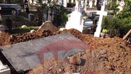 Pe bucata de cruce se mai vad numele celor care au fost ingropati acolo