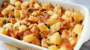 Cartofi la cuptor cu piept de pui si cascaval! Reteta pentru toata familia! novalue
