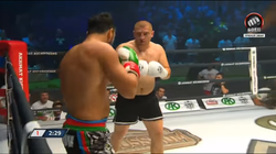 VIDEO! Imagini incredibile surprinse la finalul luptei de la Groznii, pierdute de Morosanu in fata lui Samedov! Presedintele Ceceniei, Ramzan Kadirov, intra in ring in trening si-l imbratiseaza pe azer! Cecenul este unul dintre cei mai vanati oameni din l