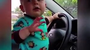 VIDEO Cat de simpatic e pustiul asta! Nu stie sa vorbeasca sau sa ...
