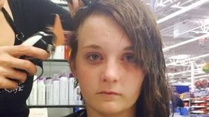 Fata asta a ajuns in halul asta dupa ce un coleg i-a turnat super-glue pe cap! Cum arata acum