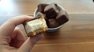 Batoane de cheesecake fara coacere! NU ai mai mancat asa ceva niciodata! novalue
