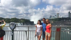 Ioana tocmai s-a intors din America, unde a fost cu tatal ei si cu iubita acestuia, Laura