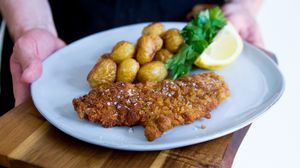 Secretul pentru cel mai crocant snitel de vitel cu cartofi la cuptor! Vei face reteta asta in fiecare zi! novalue
