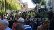 Curtea manastirii a devenit neincapatoare