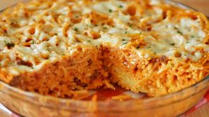 Placinta cu macaroane si carne - nu ai mai mancat asa ceva!