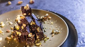 Reteta delicioasa: caramele vegane cu fistic si ciocolata neagra!