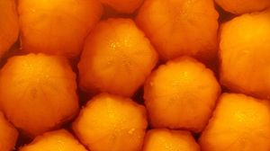 Ce crezi tu ca e in poza asta? Nu, nu-s portocale sau mandarine si le poti tine in palma novalue