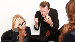 Psihologii te invata cum sa recunosti hartuirea psihologica la locul de munca si cum sa-i faci fata! Iata care sunt profesiile predispuse la astfel de agresiune novalue