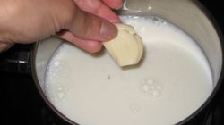 A pus usturoi in lapte cald si a baut imediat! Uite ce lucru uimitor i s-a intamplat!