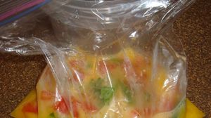 VIDEO! A pus oua crude intr-o punga si a amestecat bine! Ce face apoi cu ele este incredibil!