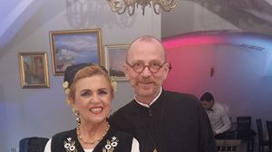 Ovidiu Cuncea, imbracat in preot, alaturi de interpreta Nicoleta Voica
