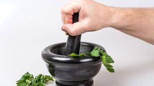 Ce ti se intampla in corp cand bei ceai de patrunjel cu miere si lamaie! novalue