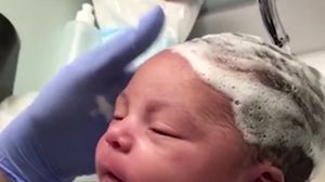 Cel mai rasfatat bebelus! Copilasul asta este spalat pe cap de o asistenta! Iti vine sa il pupi si sa il smotocesti! VIDEO novalue