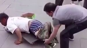 Un cersetor a fost dat in vileag, in timp ce ii pacalea pe oameni ca nu are doua picioare! Un trecator l-a dezbracat de pantaloni si...SURPRIZA!