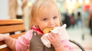Boala pe care copilul tau risca sa o faca! Ce greseli in alimentatie comit mamele des