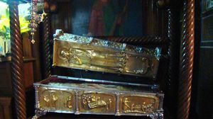 Moastele Sfintei sunt depuse in Manastirea Curtea de Arges