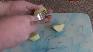 Zgarie cartofii decojiti cu o furculita inainte de coacere! Secretul pe care bucatarii nu vor sa-l divulge