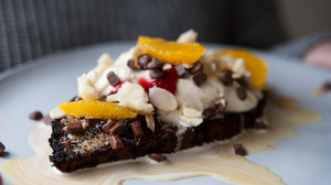 Ti-a ramas tort de la Revelion? Uite cum sa-l transformi intr-o prajitura delicioasa!