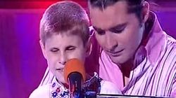 Va mai aduceti aminte de Eduard Leanca, pustiul orb care a cucerit tara cu vocea lui? Cum arata acum, la varsta de 16 ani?