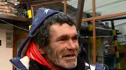 Povestea profesorului care a ajuns sa traiasca pe strazile din Cluj e ULUITOARE! Nea Horatiu traieste din caratul gunoaielor, dar face 7000 de lei pe luna