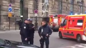 Alerta terorista la Paris! Un individ a strigat "Allahu Akbar", iar apoi a sarit inarmat inarmat spre oameni